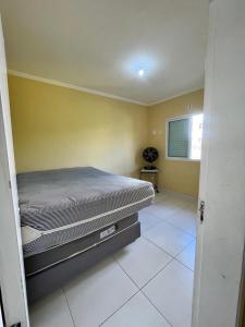 a bedroom with a bed in a room at Casa Silva enseada in Guarujá