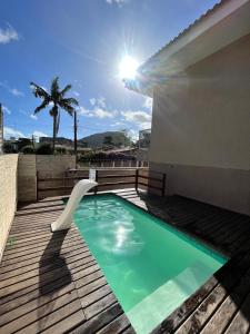 a swimming pool with a chair in a house at Casa Silva enseada in Guarujá