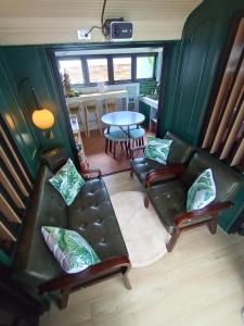 een woonkamer met een bank en een tafel bij Baan Rot Fai Krabi Platform 2 in Ao Nam Mao