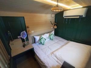 een slaapkamer met een groot bed met een groen hoofdeinde bij Baan Rot Fai Krabi Platform 2 in Ao Nam Mao +36 foto's