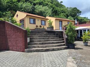 a set of stairs leading to a house at Casinhas in Praia do Almoxarife