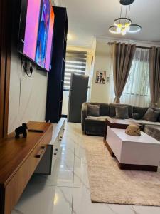 Et tv og/eller underholdning på Sunset Statehouse View Residence 2 + 33 billeder