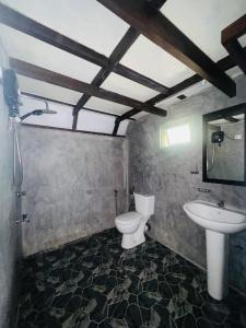 een badkamer met toilet en wastafel bij Rainforest cabin in Deniyaya +30 foto's