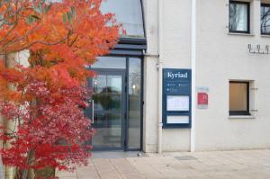 een gebouw met een bord voor een deur bij Kyriad Argenteuil in Argenteuil