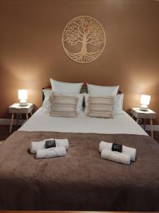 een slaapkamer met een bed met twee handdoeken erop bij Le Bis in Guer