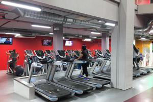 een vrouw die op een loopband in een sportschool loopt bij Tekrour- La case des hotes -Chambre lumineuse proche plage in Mbour