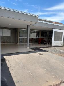 een gebouw met een patio en een tafel erin bij Casa Toledo in Olímpia