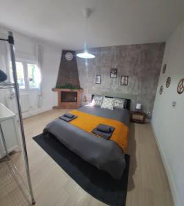 ein Schlafzimmer mit großem Bett und Kamin in der Unterkunft Casa cruce de los molinos in La Aldehuela