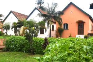 Vườn quanh SNI-Village Ambohidratrimo au bord du Lac Andranotapahana