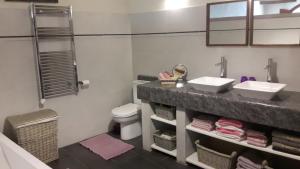 łazienka z dwiema umywalkami i toaletą w obiekcie Dar ta'Zeppi Mansion w mieście Qala +15 zdjęć