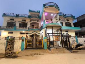een gebouw met een poort ervoor bij OM Palace Guest House-Fully Air Conditioned in Ayodhya +23 foto's