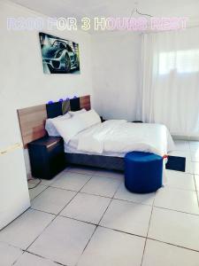 Giường trong phòng chung tại chikos premium rooms