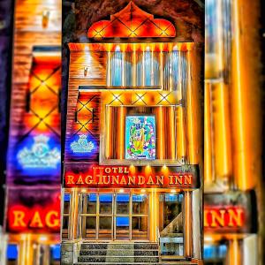 een gebouw met een uithangbord voor een hotel, Rhodonian Inn bij Hotel Raghunandan Inn Near Shri Ram Janmabhoomi in Ayodhya