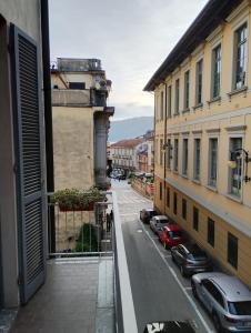 een straat met auto's aan de zijkant van een gebouw bij Appartamento di Marilù in Verbania +8 foto's