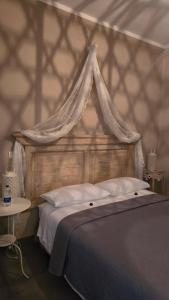 een slaapkamer met een bed met een klamboe erboven bij Dimora Storica Gold Room in Ruviano