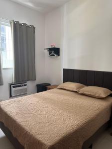 En eller flere senge i et værelse på Apartamento Aconchegante em Botafogo