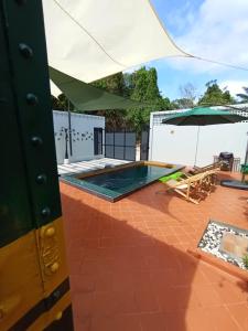 een patio met een zwembad en een parasol bij Baan Rot Fai Krabi Platform 2 in Ao Nam Mao