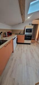 een keuken met een fornuis en een wastafel. bij Gîte de Dedette in La Grise +4 foto's