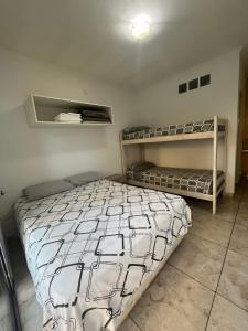 - une chambre avec un lit et des lits superposés dans l'établissement ABY Hotel, à Ramallo