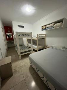 une chambre avec un lit et deux lits superposés dans l'établissement ABY Hotel, à Ramallo