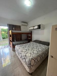 une chambre avec un lit et un lit superposé dans l'établissement ABY Hotel, à Ramallo