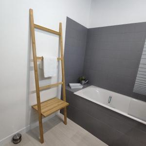 een badkamer met een ligbad en een spiegel bij Le Bis in Guer +25 foto's