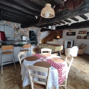 een eetkamer met een tafel en een pingpongbal bij Le Bis in Guer