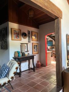 ein Wohnzimmer mit einem Tisch und einem Stuhl in der Unterkunft Janaína Picinguaba in Ubatuba