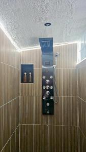 een douche in een badkamer met een kaartjesautomaat bij Tanabata logde in Pezens