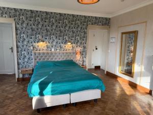 En eller flere senge i et værelse på Luxury Estate with Pool & Spa