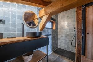 Et badeværelse på Chalet ski-in avec vue MontBlanc et Bain nordique + 39 billeder