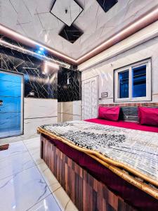 een slaapkamer met een groot bed in een kamer bij Hotel Raghunandan Inn Near Shri Ram Janmabhoomi in Ayodhya