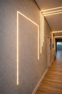 a hallway with a row of lights on the wall at #108 Suíte Acolhedora com vaga Centro de Itatiba in Itatiba
