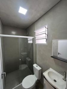 a bathroom with a toilet and a shower and a sink at #108 Suíte Acolhedora com vaga Centro de Itatiba in Itatiba