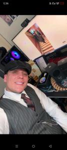 een man in pak en stropdas met een hoed bij HUB KAMi in Cikunir Satu