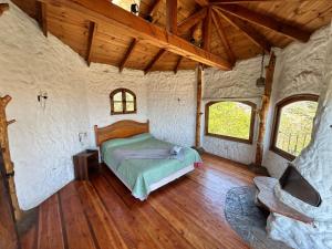 een slaapkamer met een bed in een kamer met houten vloeren bij Floresta Concón Mantagua in Concón +61 foto's