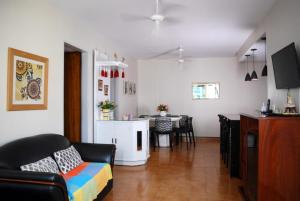 a living room with a couch and a table at Caldas novas - Parque das Água Quentes - Conforto e lazer completo -Edi Locações in Caldas Novas