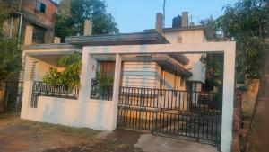 ein Haus mit einem Tor davor in der Unterkunft Anay's Homely Hideout in Davorlim