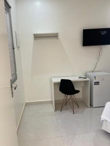 a room with a desk and a black chair at Suíte privativa in Boa Vista