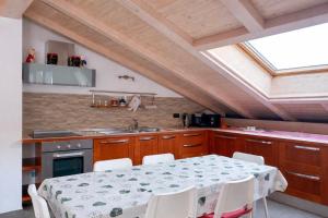 Nhà bếp/bếp nhỏ tại Appartamento Mary - Casa Green - Dog friendly, box auto