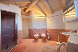 een badkamer met twee toiletten en een wastafel bij Appartamento Mary - Casa Green - Dog friendly, box auto in Cogolo