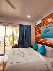 En eller flere senge i et værelse på Nautical Nook Maldives