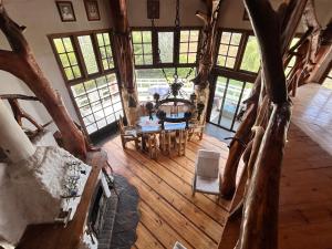 een bovenaanzicht van een kamer met een tafel en stoelen bij Floresta Concón Mantagua in Concón