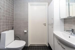 un bagno bianco con un water e un lavandino di Cozy apartment for three by the ski trails a Sotkamo