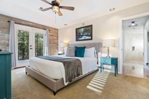 een slaapkamer met een bed en een plafondventilator bij Black Bay Getaway Private Bay Access in Post Falls