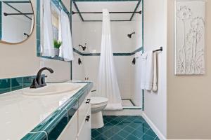 een badkamer met een wastafel, een toilet en een douche bij Black Bay Getaway Private Bay Access in Post Falls