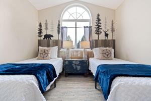 twee bedden in een kamer met een raam bij Black Bay Getaway Private Bay Access in Post Falls +34 foto's