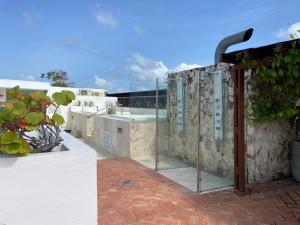 een balkon met glazen deuren in een gebouw bij Virrey Luxury Aparments in Ciudad Amurallada in Cartagena