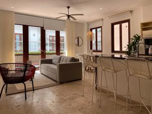 een woonkamer met een bank, een tafel en stoelen bij Virrey Luxury Aparments in Ciudad Amurallada in Cartagena