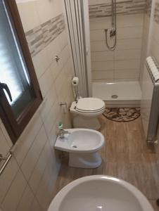 une salle de bains avec toilettes et lavabo dans l'établissement La casa di Mascia, à Roccasecca 3 autres photos
